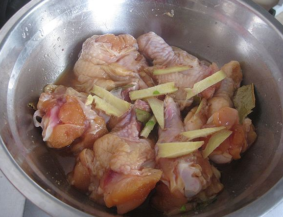 你知道肯德基炸鸡腿怎么做吗，肯德基员工教你一招