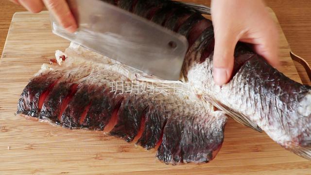 腌制鱼放什么调料，做鱼前腌鱼放什么调料（保存时间越长吃起来越香）