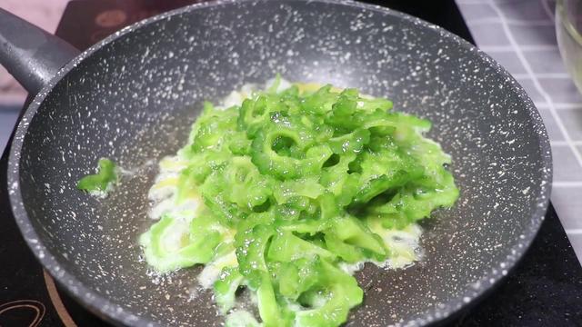 苦瓜炒鸡蛋怎么炒好吃，如何做苦瓜炒鸡蛋好吃又不苦（这才是苦瓜炒鸡蛋更好吃的做法）