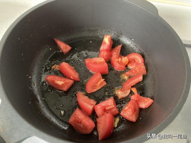 西红柿和鸡蛋青菜一起炒可以吃吗，西红柿炒蛋可以跟青菜一起吃吗（简单炒一炒就上桌）