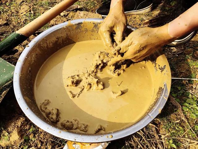 农村窑鸡小时候的味道有趣又好，不用锅不用灶