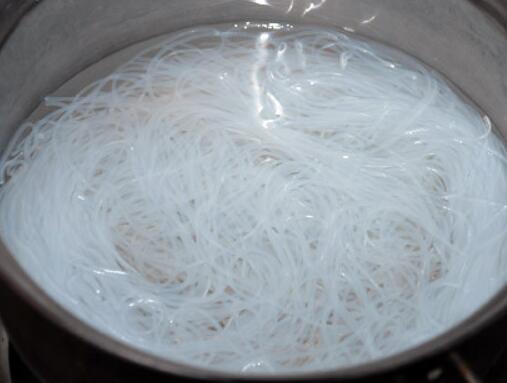 江西米粉怎么泡，江西米粉怎么泡软（泡“米粉”时，用热水还是冷水）