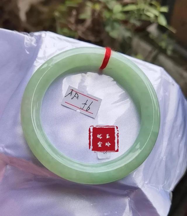 什么玉镯最好，什么玉镯最好有灵性养人（如何选择一款合适自己的玉手镯———玉手镯选择“五步法”）