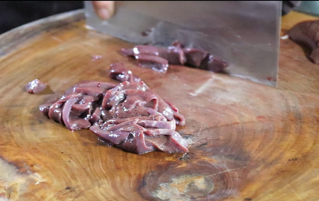 泡椒猪肝怎么炒，爆炒猪肝怎么做又嫩又好吃（潘哥教你做泡椒炒猪肝）