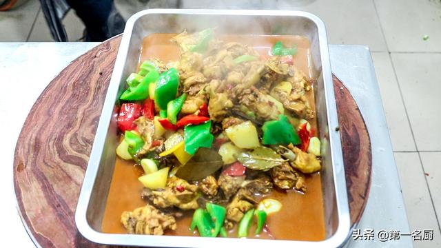 大盘鸡的正宗做法，新疆大盘鸡的正宗做法（厨师长教你大盘鸡正宗做法）