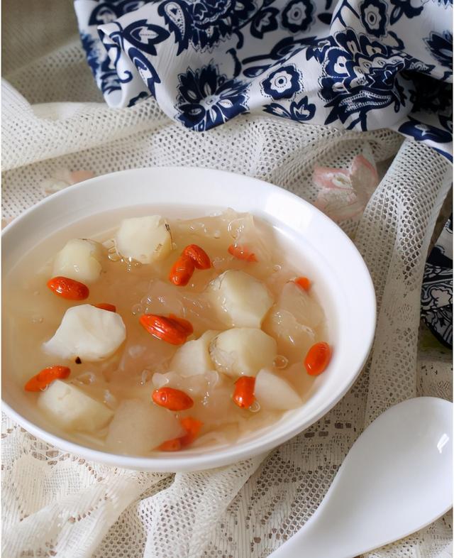 银耳汤的功效和作用，银耳汤的功效（女人要常喝这道银耳羹）