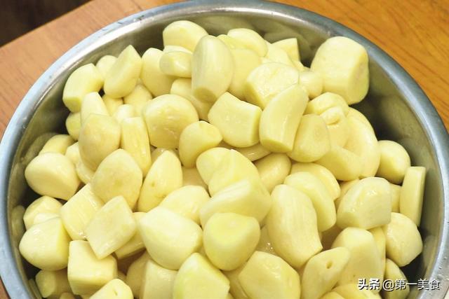 腊八蒜怎么做，翠绿的腊八蒜怎么做（用厨师长的做法、2天就变绿）