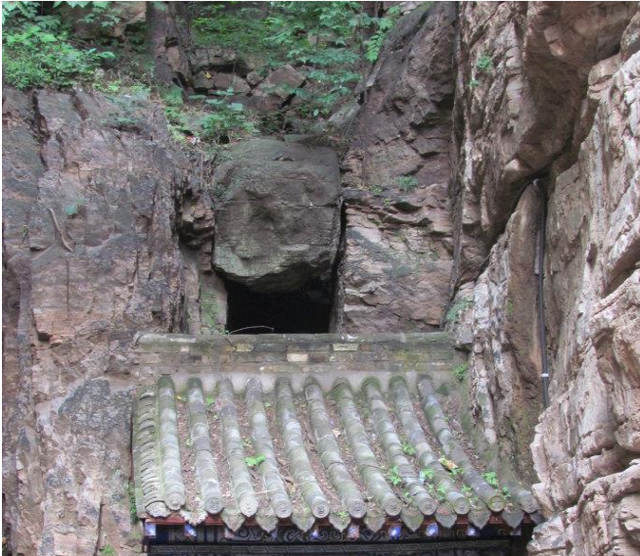 僧、尼、道共居一山修行  承德丰宁白云古洞景区，僧、尼、道共居一山修行（有一桥飞架两山之间的千年古刹）