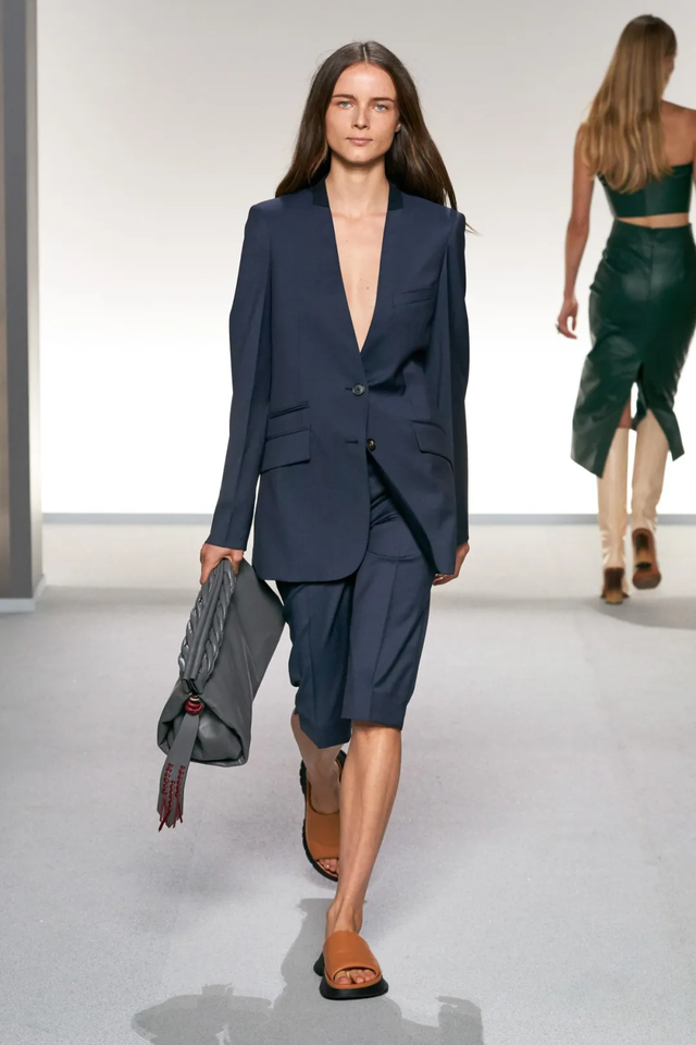 腿粗穿什么短裤，腿粗应该穿什么样的短裤（显瘦竟靠一条“大短裤”）