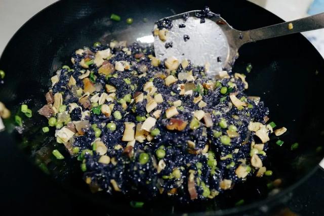 可乐能不能泡在米饭里一块吃，可乐可以泡米饭吗（却喜欢用可乐瓶盛的乌米汁来做饭）