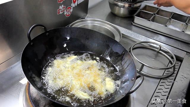 正宗糖醋鱼片的做法，正宗糖醋鱼片的做法视频（厨师长教你做地道的糖醋鱼）