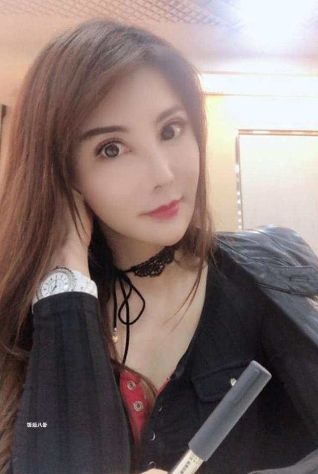 曾是杨紫琼接班人，如今直播翻跟头唱歌，52岁杨丽菁仍单身
