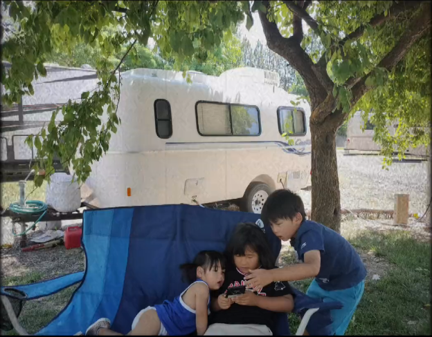 何洁老公是谁，歌手何洁老公是谁（何洁晒一家五口海边度假视频）