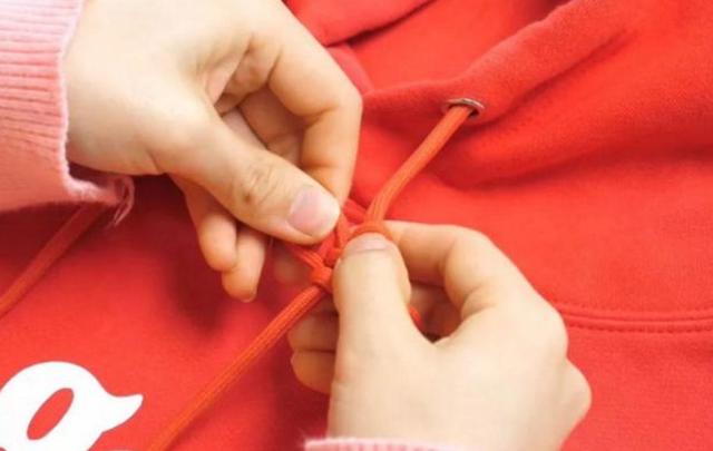 卫衣带子系法，蝴蝶结卫衣带子系法（今年最流行的卫衣绳子打结法）