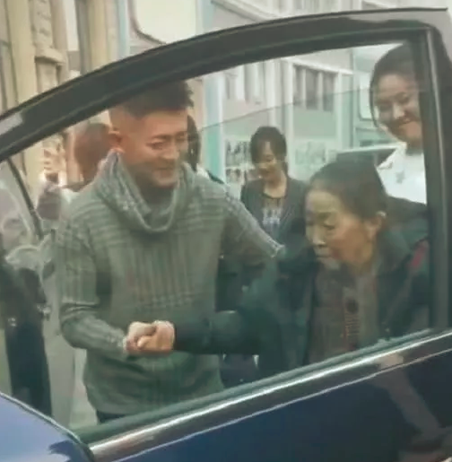 杨志刚妻子是谁，杨志刚妻子（干妈张少华出院特意来接）