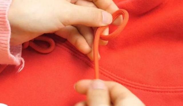 卫衣带子系法，蝴蝶结卫衣带子系法（今年最流行的卫衣绳子打结法）