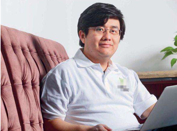 他是红孩儿的扮演者，成名后不再拍戏，获得博士学位，成大老板