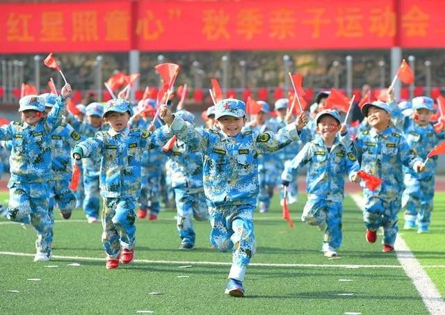 学校统一穿白鞋（娃们统一穿白鞋参加幼儿园运动会）