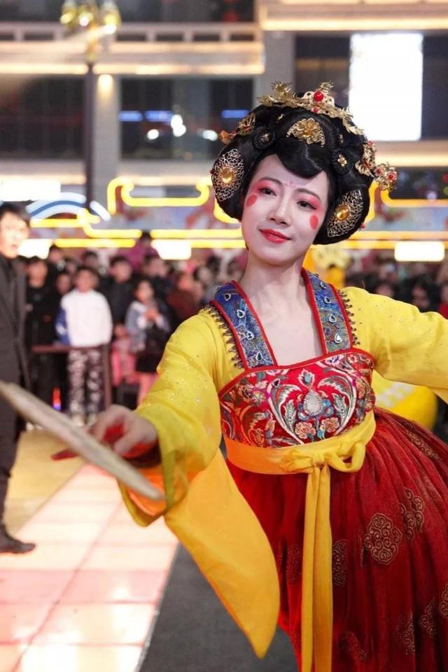 搞笑魔术天外飞仙，“天外飞仙”大唐不倒翁走红