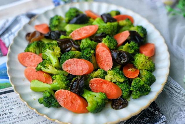 西兰花怎么炒，西兰花怎么炒好吃 家常（切记不要焯水和直接炒）