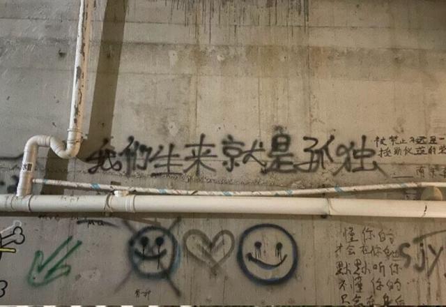 qq名片照片墙8组图，qq照片墙8张照片怎么设置（QQ名片背景图片文字）