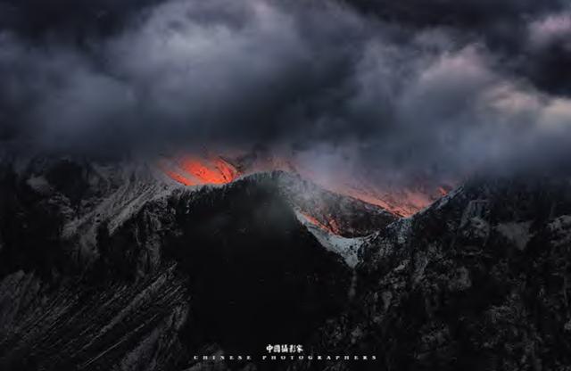 长白山火山爆发，富士山和长白山是同一火山带吗（三次火山喷发形成的奇特自然景观）