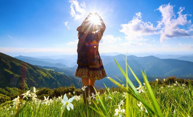 阳光朋友圈文案句子，朋友圈文案短句干净阳光文案（唯美阳光的朋友圈文案）