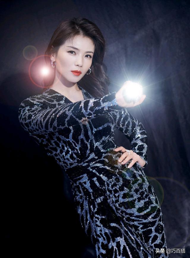 豹纹连衣裙怎么搭配好看，豹纹连衣裙怎么搭配好看女（黑白款豹纹连衣裙竟然穿出小女人感觉）