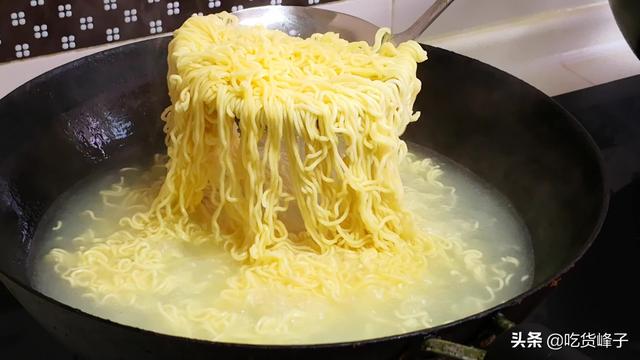 泡面怎么煮更好吃，泡面怎么煮更好吃电影（教你煮方便面的正确姿势）