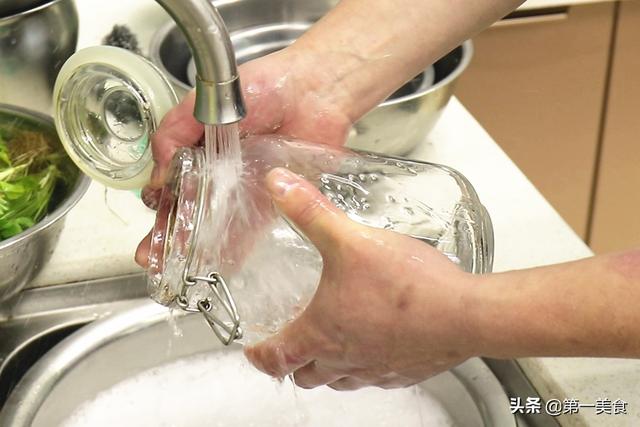 腊八蒜怎么做，翠绿的腊八蒜怎么做（用厨师长的做法、2天就变绿）