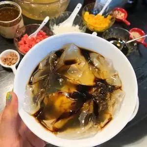 冰粉是什么做的，冰粉是什么材料做的（详细做法和配方揭秘）