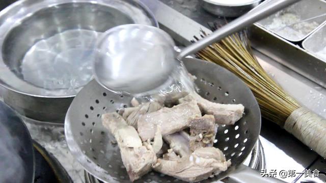 蒜蓉排骨，蒜蓉排骨怎么做才好吃（厨师长做的蒜香排骨）