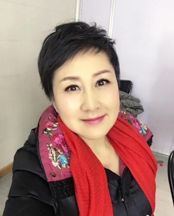 58岁张凯丽因年老落泪，不愿被叫奶奶？嫁二婚老公被宠成小姑娘