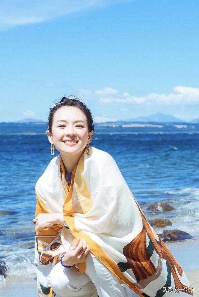 章子怡挑战“中国大妈沙滩照”！扎丸子头披丝巾超显嫩，美回初恋