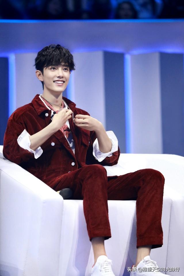 肖战手机壁纸无水印   高颜值小哥哥安利一下，肖战手机壁纸高清壁纸 满屏无水印（暖心男神肖战三十款高清时尚穿搭手机壁纸、背景图～怎么穿都好看）