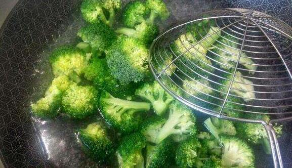 西兰花怎么吃有营养，青西兰花怎么炒好吃（西兰花被称为“蔬菜皇冠”）