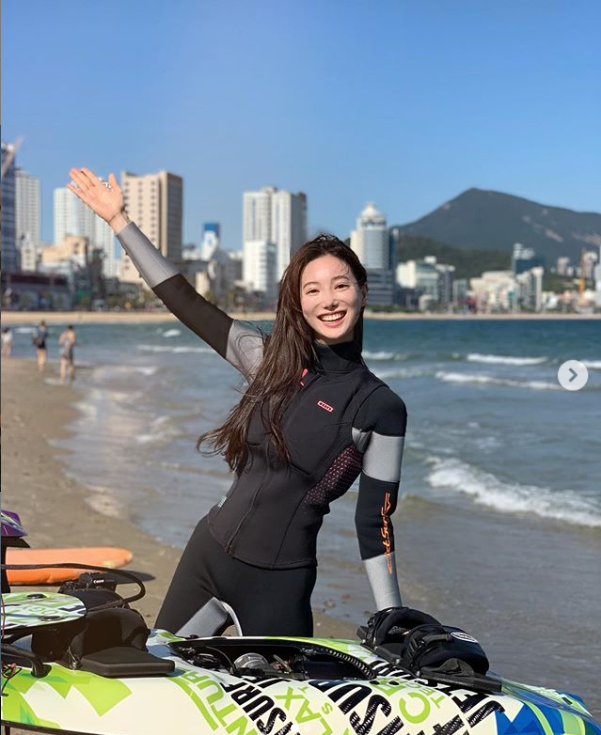 韩国00后小姐姐摆拍旅行博客，穿着性感引网友热议