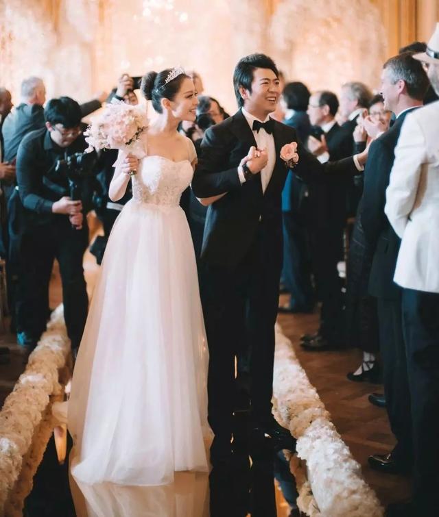 从希尔顿大小姐到舒淇，最美的婚纱从不只有一种模样