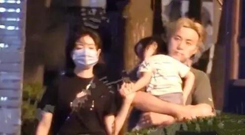 万茜老公曝光，从摄影师变妻子的背后支撑，一起接女儿放学甜到齁
