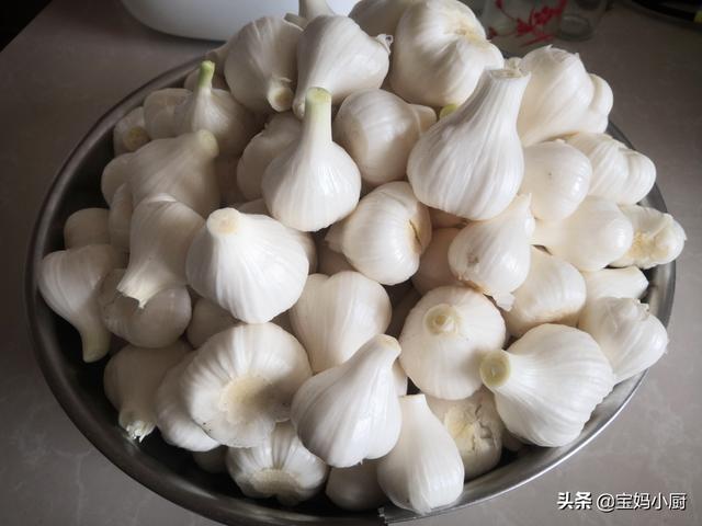 怎么样腌咸蒜好吃，自己动手腌咸蒜（实拍内蒙农村腌咸蒜）