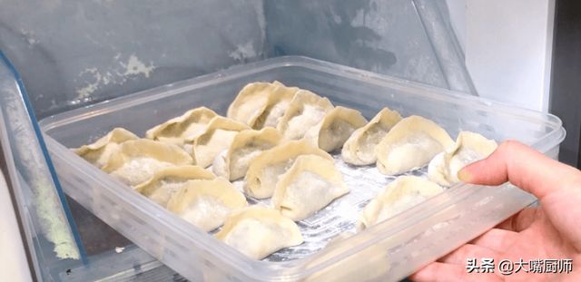 如何做手工鲜水饺，如何做手工鲜水饺窍门（饺子别直接冷冻）