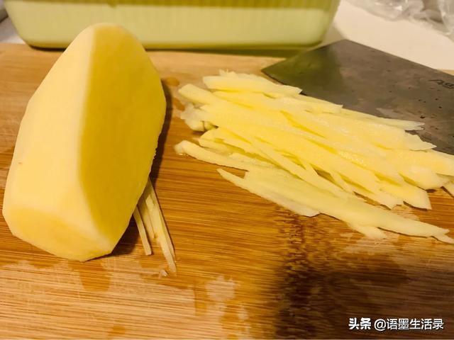 土豆炒青椒，土豆炒青椒的做法家常（记忆深处的味道）