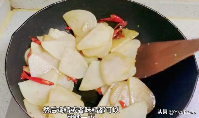 焦炒地瓜条怎么做，炒地瓜块的做法（厨房日记：爆炒地瓜）