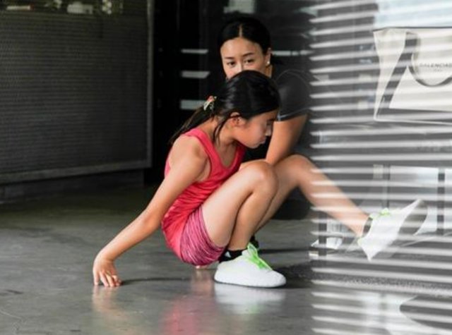 那英年龄今年多大了，那英今年有多大年龄（饭桌上手舞足蹈太豪迈）