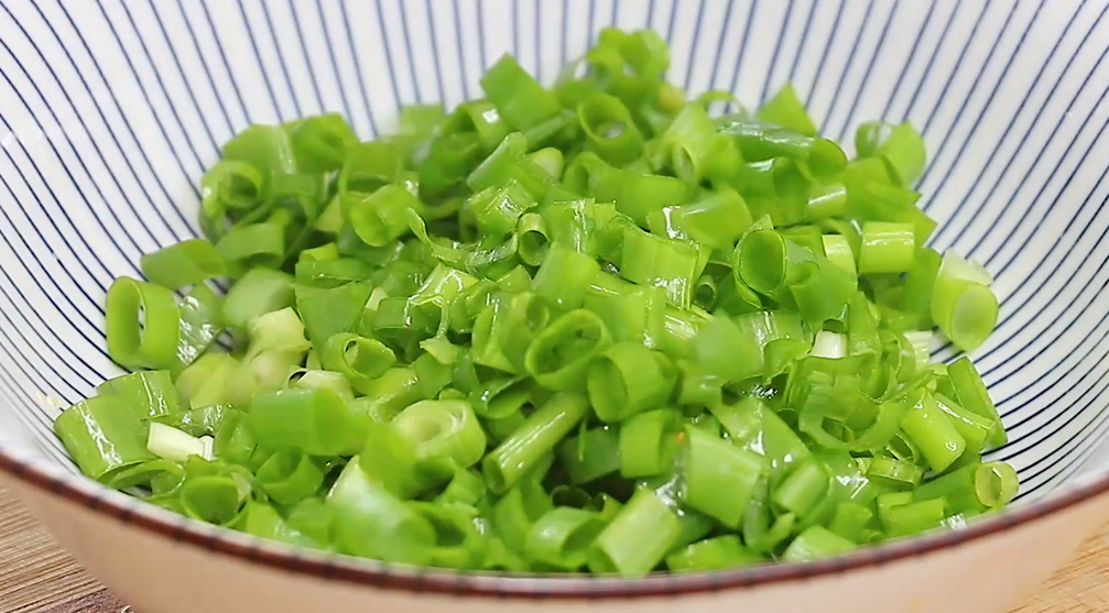 图片[3]-【葱花小油饼】做法步骤图 3分钟出锅 比油条香-起舞食谱网