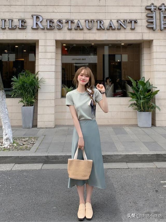 夏天穿什么颜色的衣服最凉快，夏天穿什么颜色凉快点（试试这3种高级色）