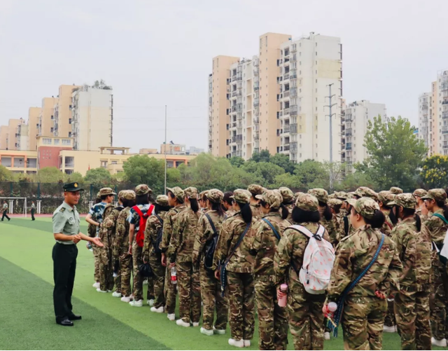 军训穿什么鞋，军训穿什么鞋子最舒服女生（2019级新生军训正式开始）