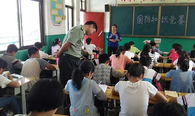 关于国防的手抄报，国防为主题的手抄报图片（小学生“国防手抄画”火了）