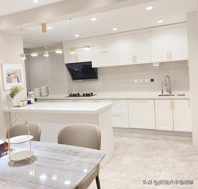 整体厨房颜色搭配技巧，整体厨房颜色搭配技巧图片（教你厨房配色小技巧）