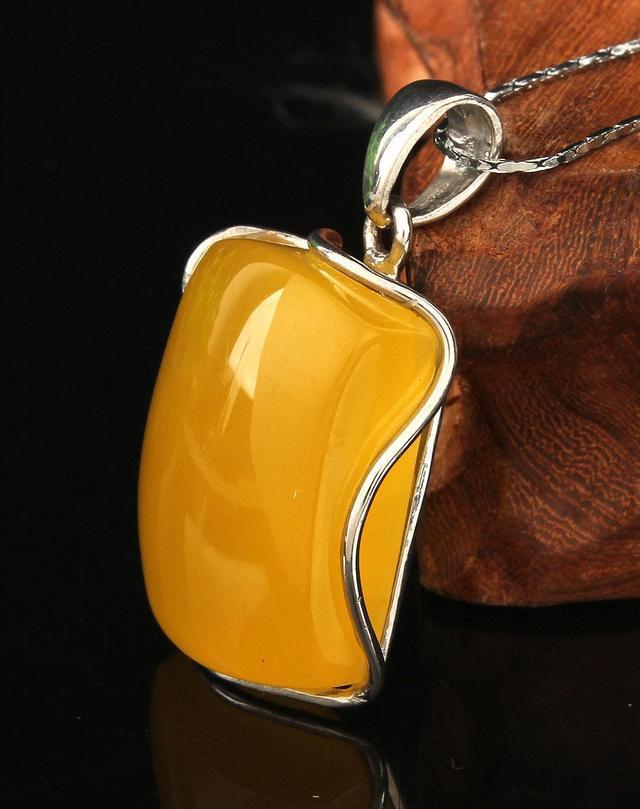 蜜蜡怎么鉴别，鸡油蜜蜡怎么鉴别（鉴别蜜蜡真假的10种方法）